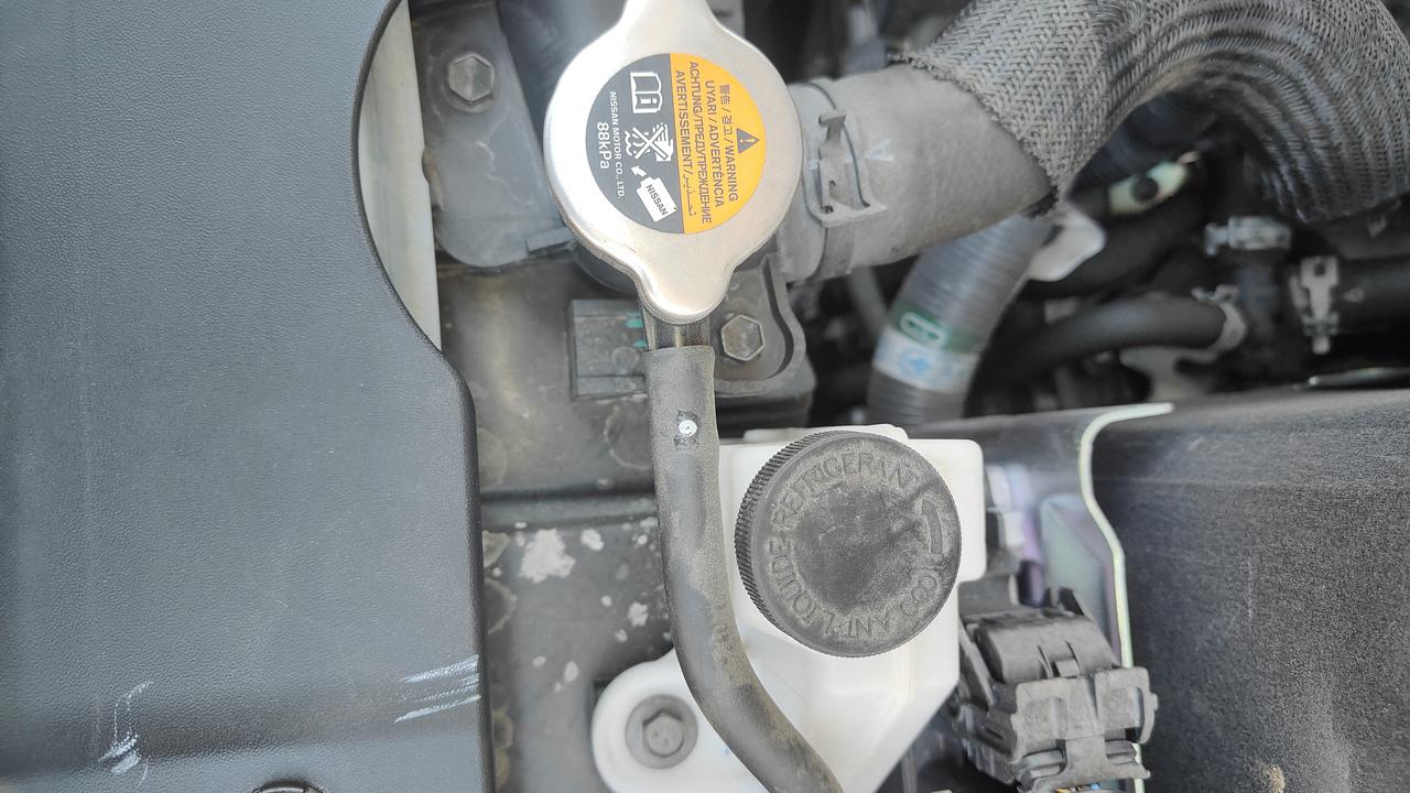 轩逸经典这两个壶是加防冻液的加防冻液的时候一定要加在黑色盖子里面黑色盖子是