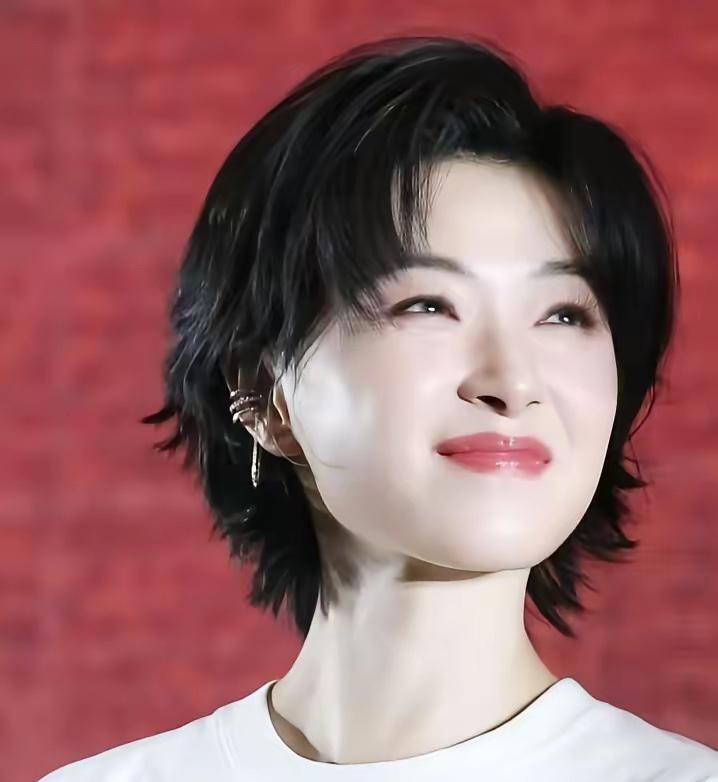 我能接受万茜43岁，也能接受她早已为人母，可实在没法接受，43岁的她笑起来还能甜