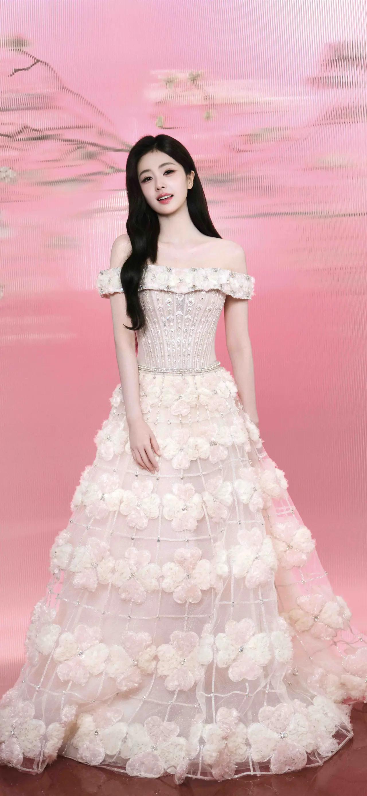 美女壁纸～白鹿，一袭粉纱，宛若坠入凡间的春日精灵。重工刺绣的花朵缀满裙间，回眸