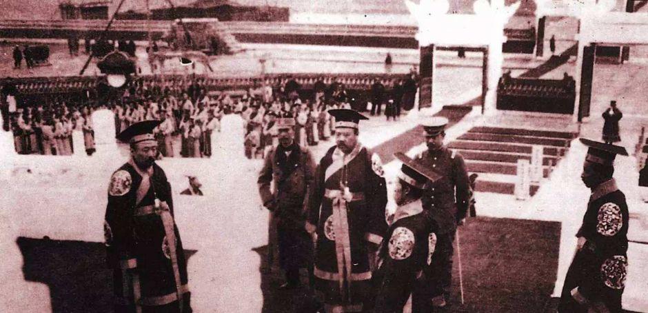 1916年6月，北京，一个男人断气了。他的尸体肿得厉害，身边人翻遍衣柜，发现