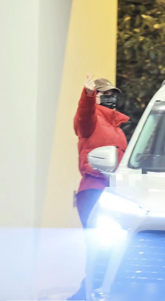 唐嫣机场生图，遭全网群嘲！​昨天唐嫣现身上海机场，穿红短羽绒服扎发，被说身材