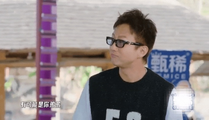 听到老师女儿结婚，邓超热情招呼：“叔叔来中间！”陈赫小声：“人家可能比你小。”一