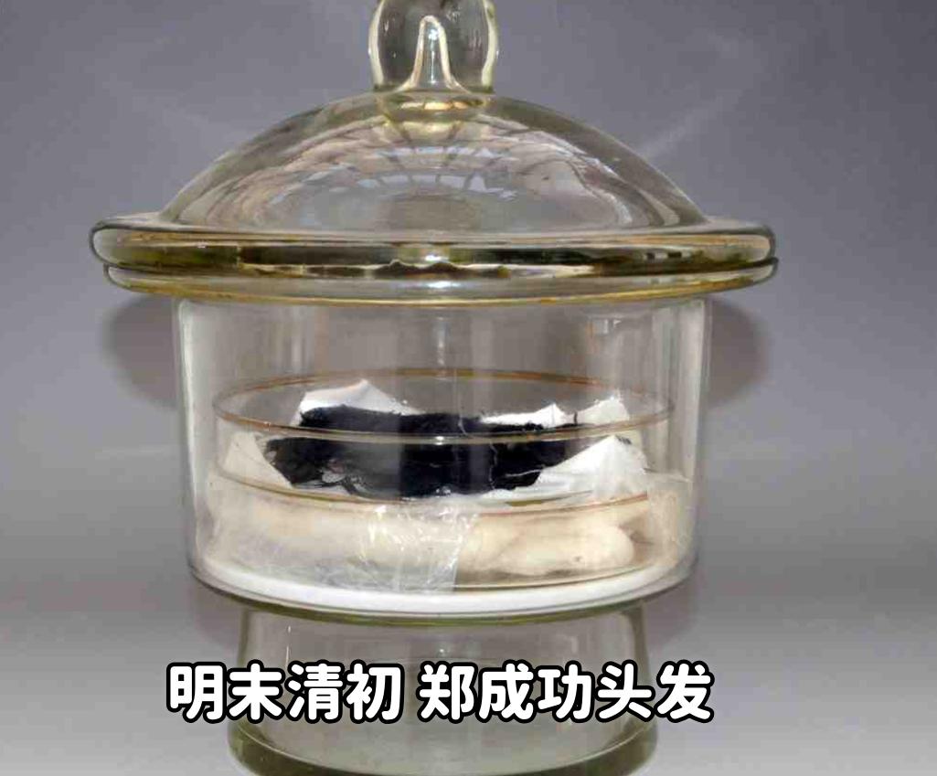 1929年，郑成功墓被盗，族人开棺清理时发现：遗骸因浸在水银中保存完整，身上着龙