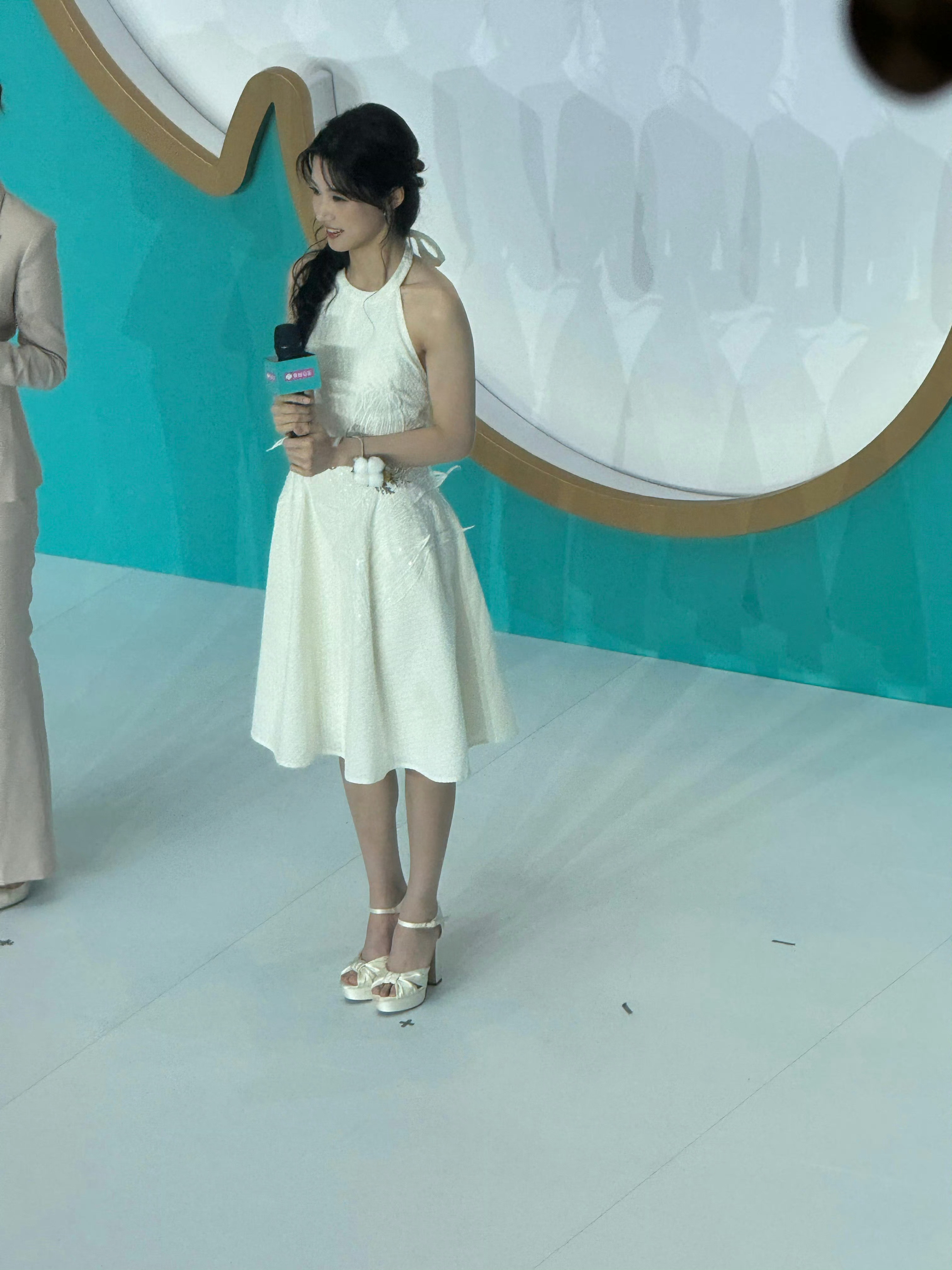 卢昱晓白色挂脖连衣裙被今天的卢昱晓美到了，纯白女神噜噜晓，笑容太治愈了