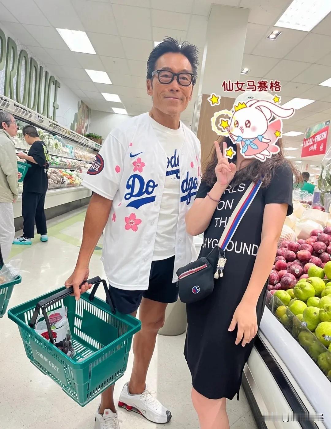 “浩南哥”郑浩南现身温哥华！61岁的他，穿搭年轻，戴着黑框眼镜，肤色有点黑，发