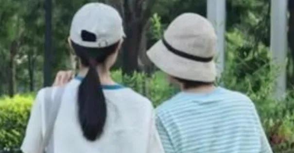 一直以来，提到星二代，脑海里总是豪车、名牌加身的画面。可袁泉和夏雨女儿的罕见露面