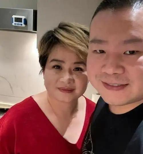 2010年，岳云鹏第一次去见郑敏的家里见她父母。他对着二老实诚的说道：我每个月工