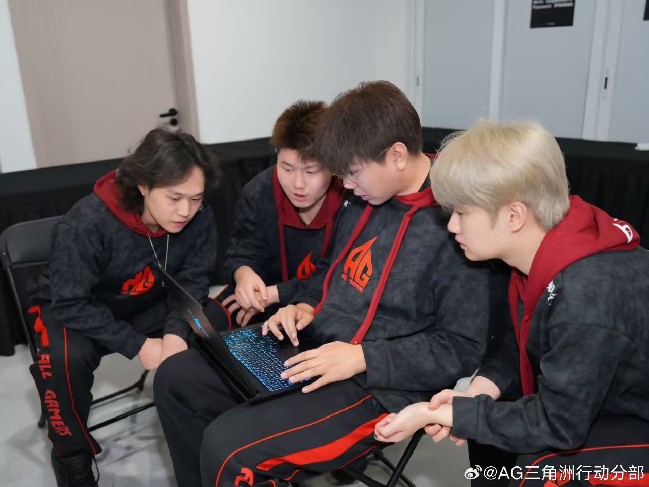 不用等小道爆料了！荣耀WIN游戏本真机直接被AG三角洲分部的休息室路透给锤死了！