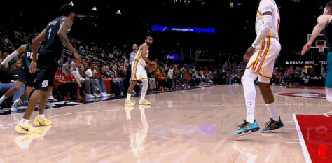 这~[捂脸哭]库明加隔扣杨瀚森！杨瀚森过来补防的方向不是正面，因此当库明加调整