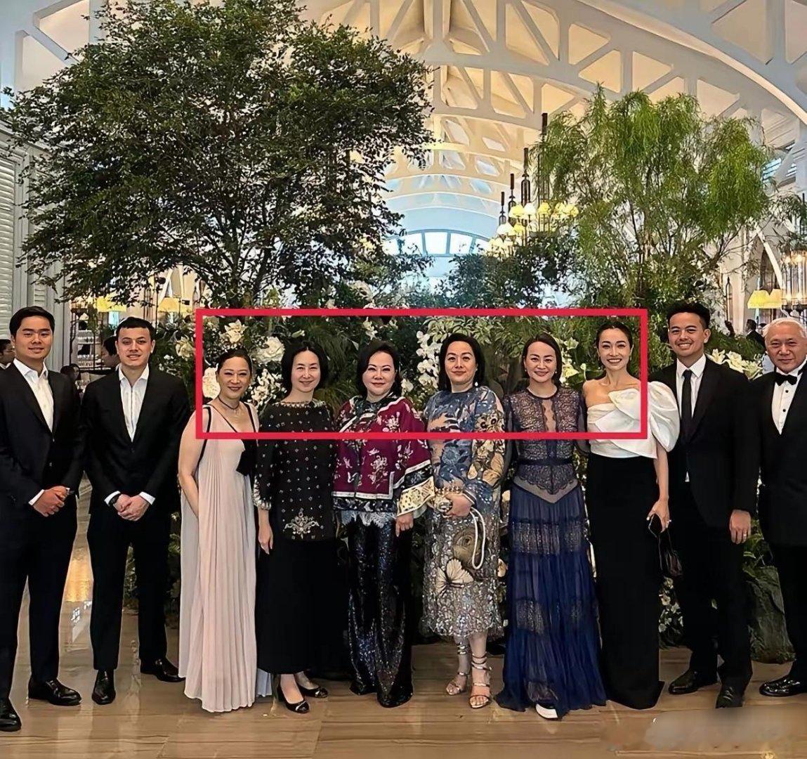 发现了吗？有钱女人都是没有刘海，天庭饱满的。​​​