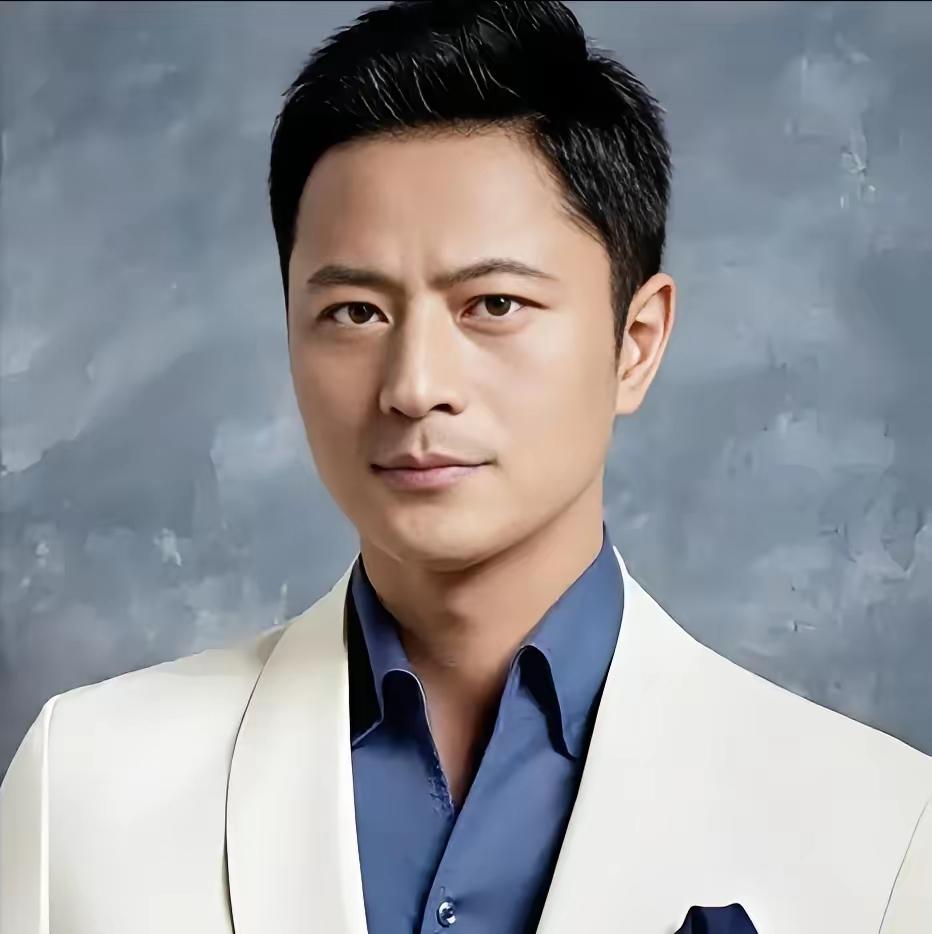 大家还记得这位男演员吗？他今年49岁，土生土长浙江仙居人，1米80的个头，身形