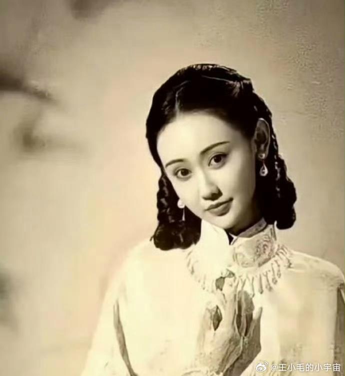 原来吴彦姝不是老了才优雅，她年轻时就已经是优雅的代名词了。
