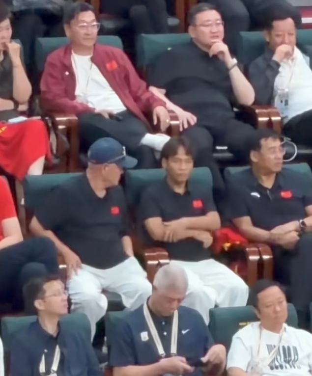 赵本山、宋小宝也喜欢篮球，沈阳做为中国男篮日本男篮世预赛东道主，球迷坐的满满的，