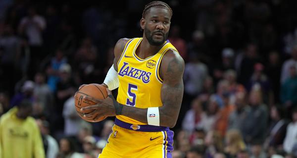 德安德烈·艾顿在洛杉矶湖人108-106击败犹他爵士的比赛中因右膝撞伤离场。艾