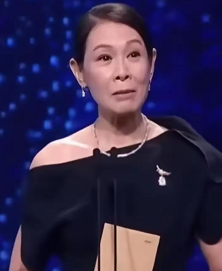 56岁的刘若英，最近在节目里聊开了高龄生育的事。她41岁才结婚，婚后三年没少折腾