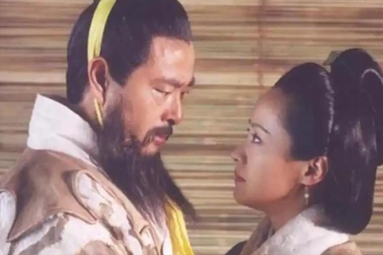 208年，35岁的蔡文姬嫁给了22岁的董祀，新婚之夜，董祀对三婚的蔡文姬，很是反