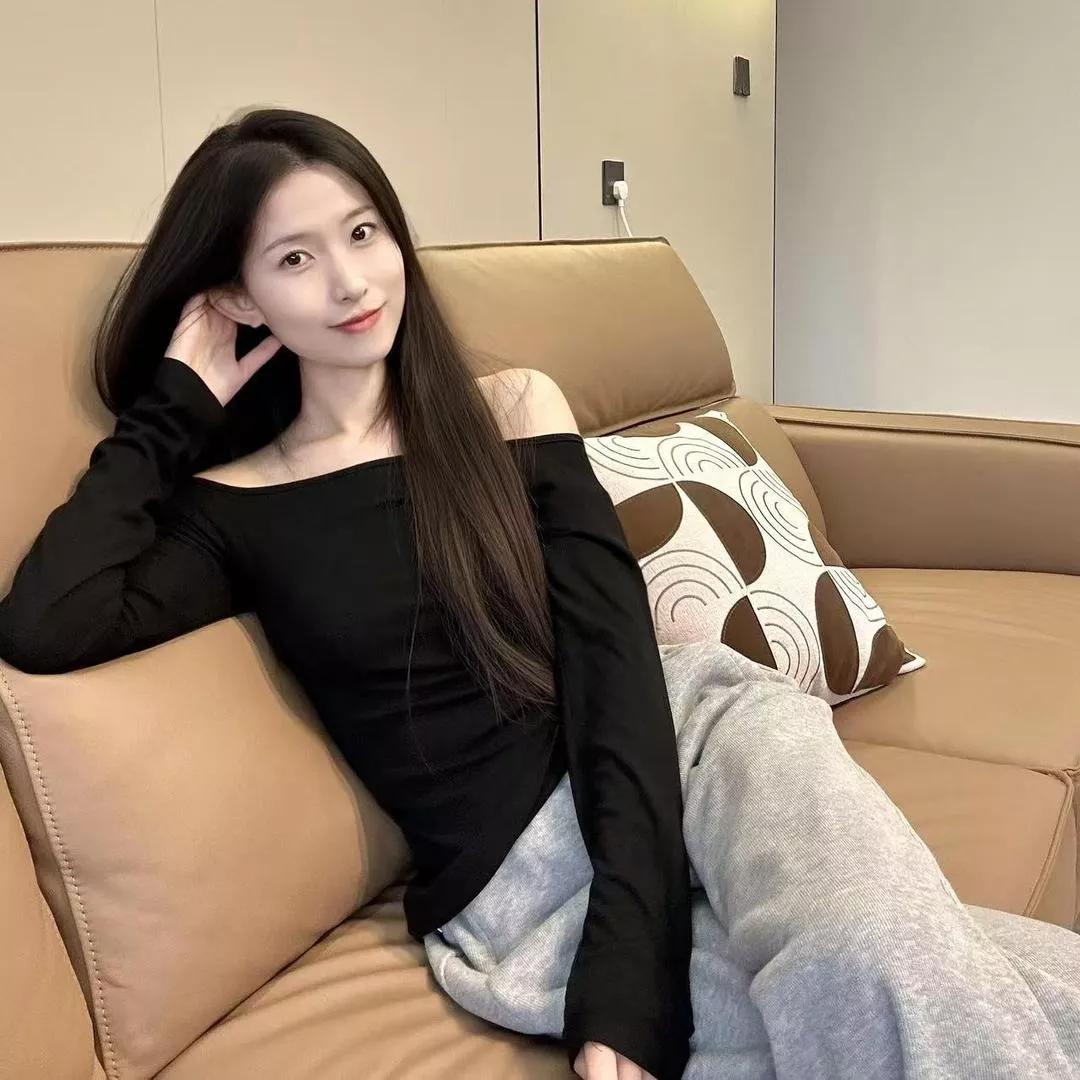 宅家舒适日，慵懒的午后时光温柔小憩夏日的慵懒时光居家浪漫下午茶独处的周末下