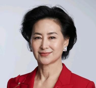 “上海永远不会超过香港！”香港回归的时候，何超琼跟父亲打赌，像上海这样的大城市要