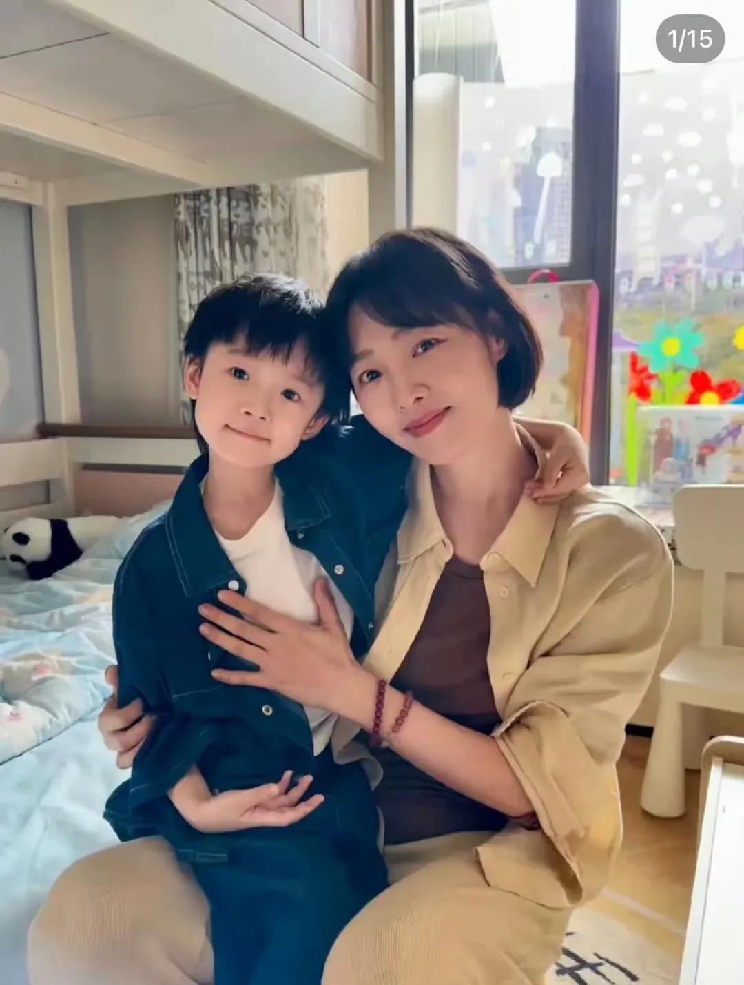 白百何要翻红的话其实完全可以靠儿子。如今她16岁的儿子长得人高马大，身高1米