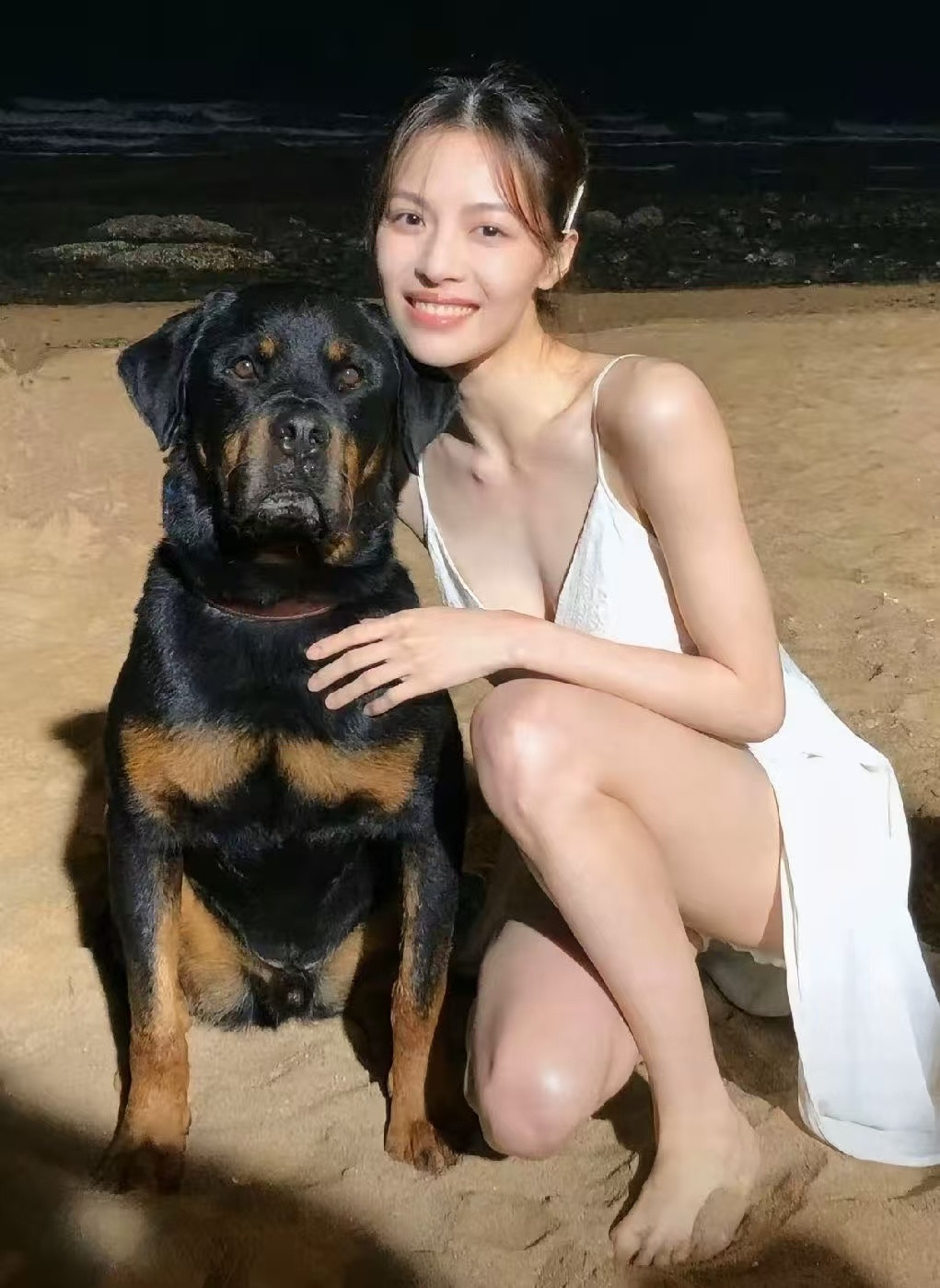 钟楚曦的脸给人印象是很干净，眼神清澈。长胳膊长腿，典型的美女长相。​​​