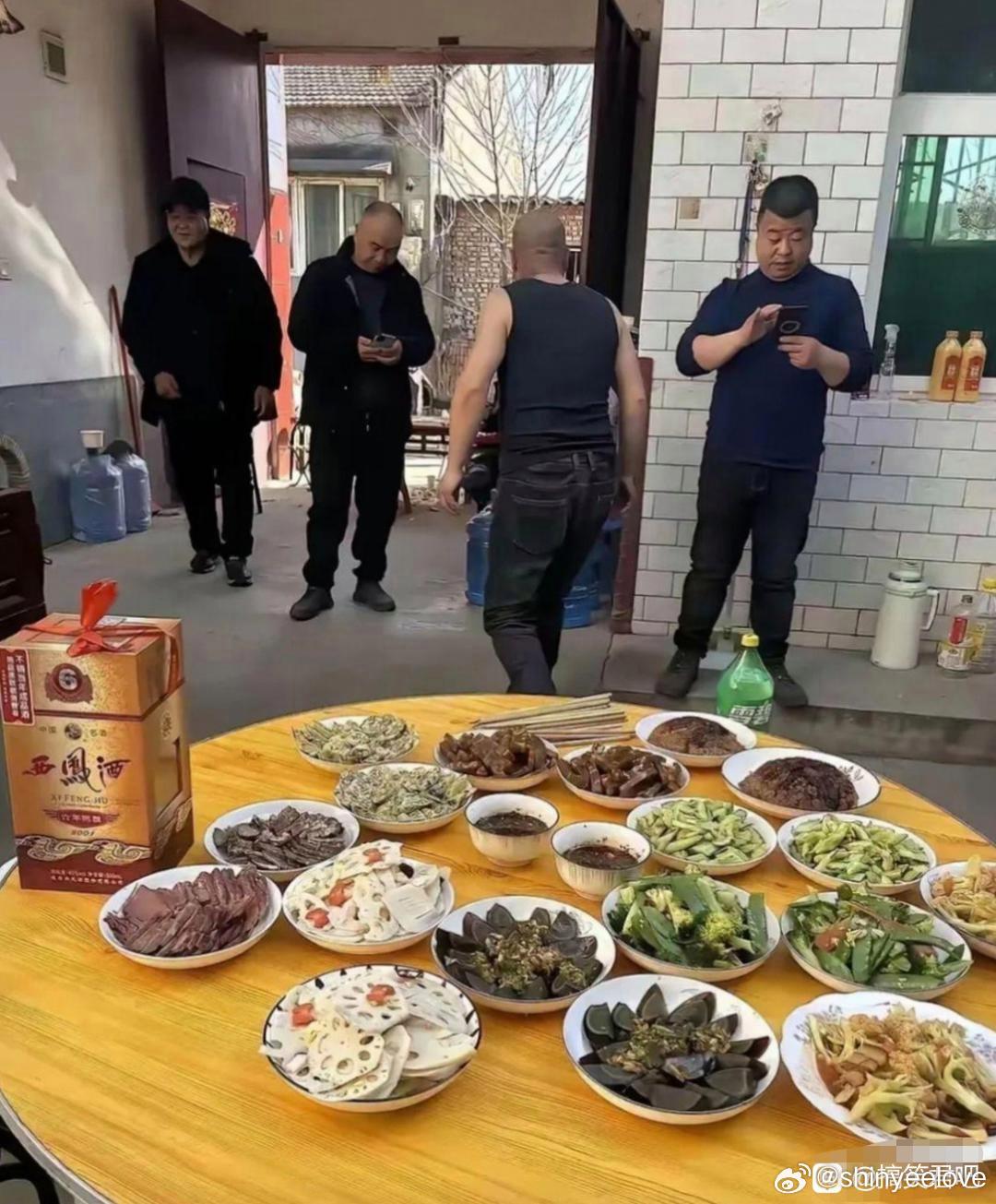 这桌上没有一个硬菜，主人家是不是太小气了