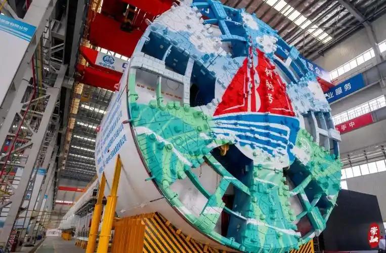 3月29日“领航号”盾构机在长江底89米深处，连续掘进11.18公里零停机零换