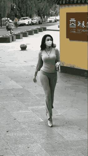 一左一右，两张动图。左边拧着胯走得花枝乱颤，右边甩着胯走得地动山摇。这叫用胯