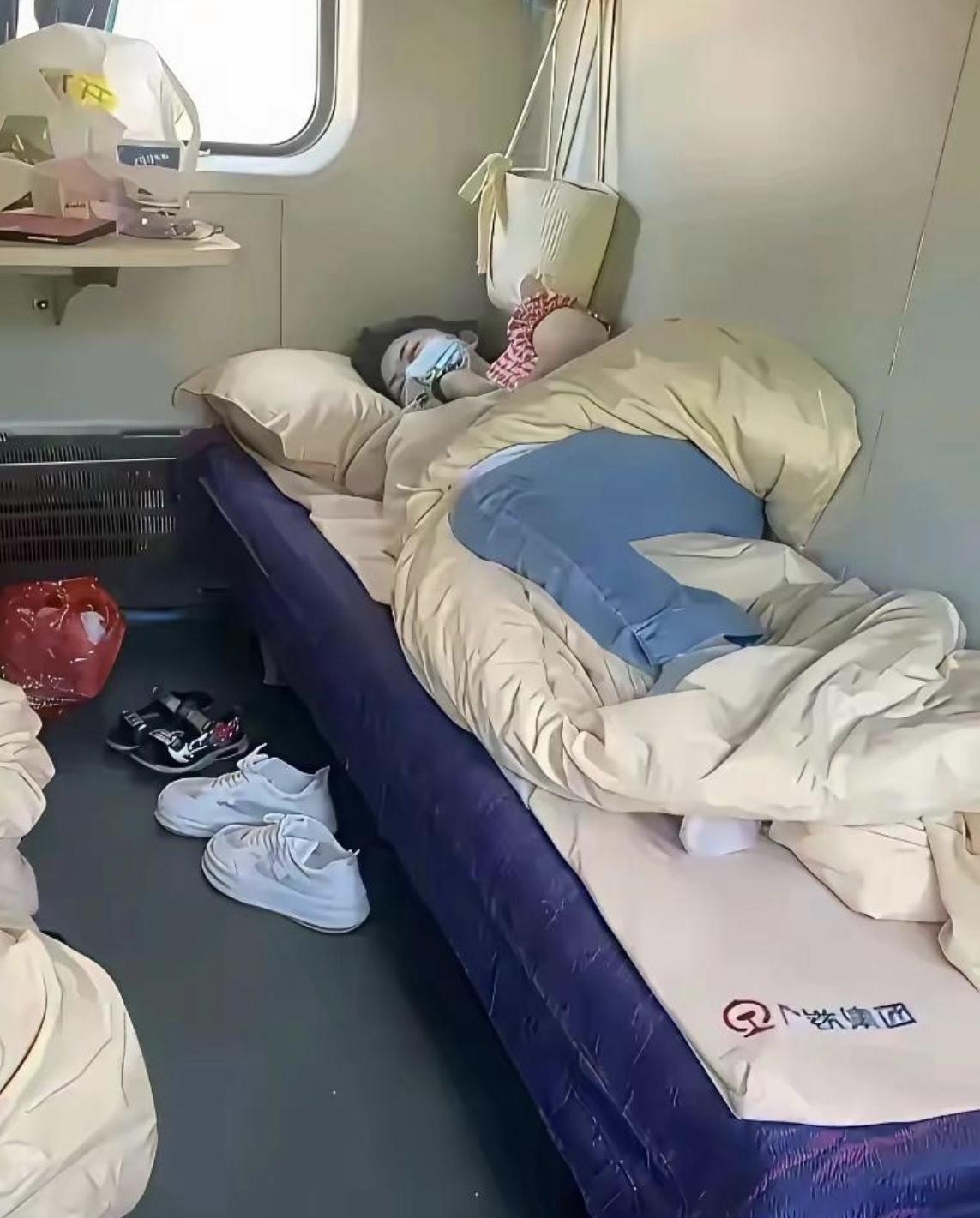 美女把火车睡出了酒店的感觉[呲牙笑]