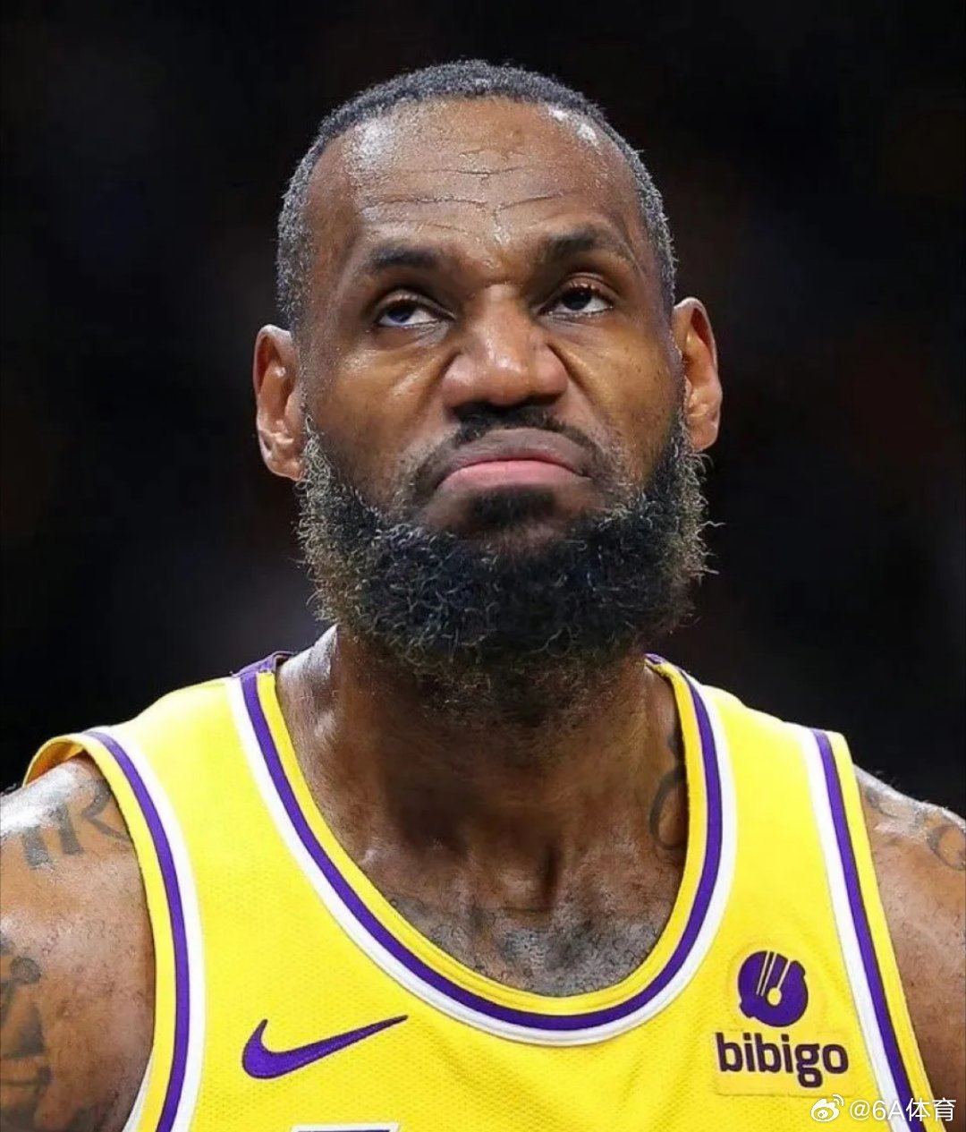 曝詹姆斯在等湖人主动报价据ESPN名记报道，詹姆斯今夏将成完全自由球员。目前他正