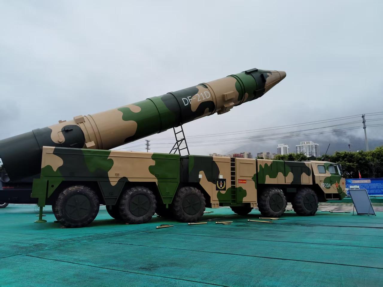 麦当劳:东方龙，我要批评你。东方龙:你要批评我什么？