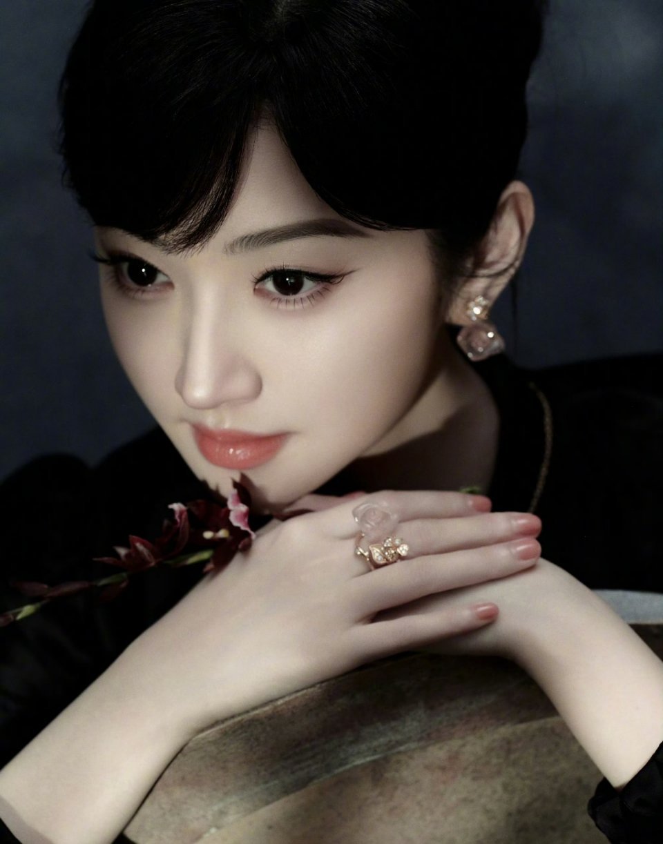 第一次看到这么冷艳的景甜第一次见到景甜的冷艳造型，瞬间被这份颠覆过往的气质惊艳到