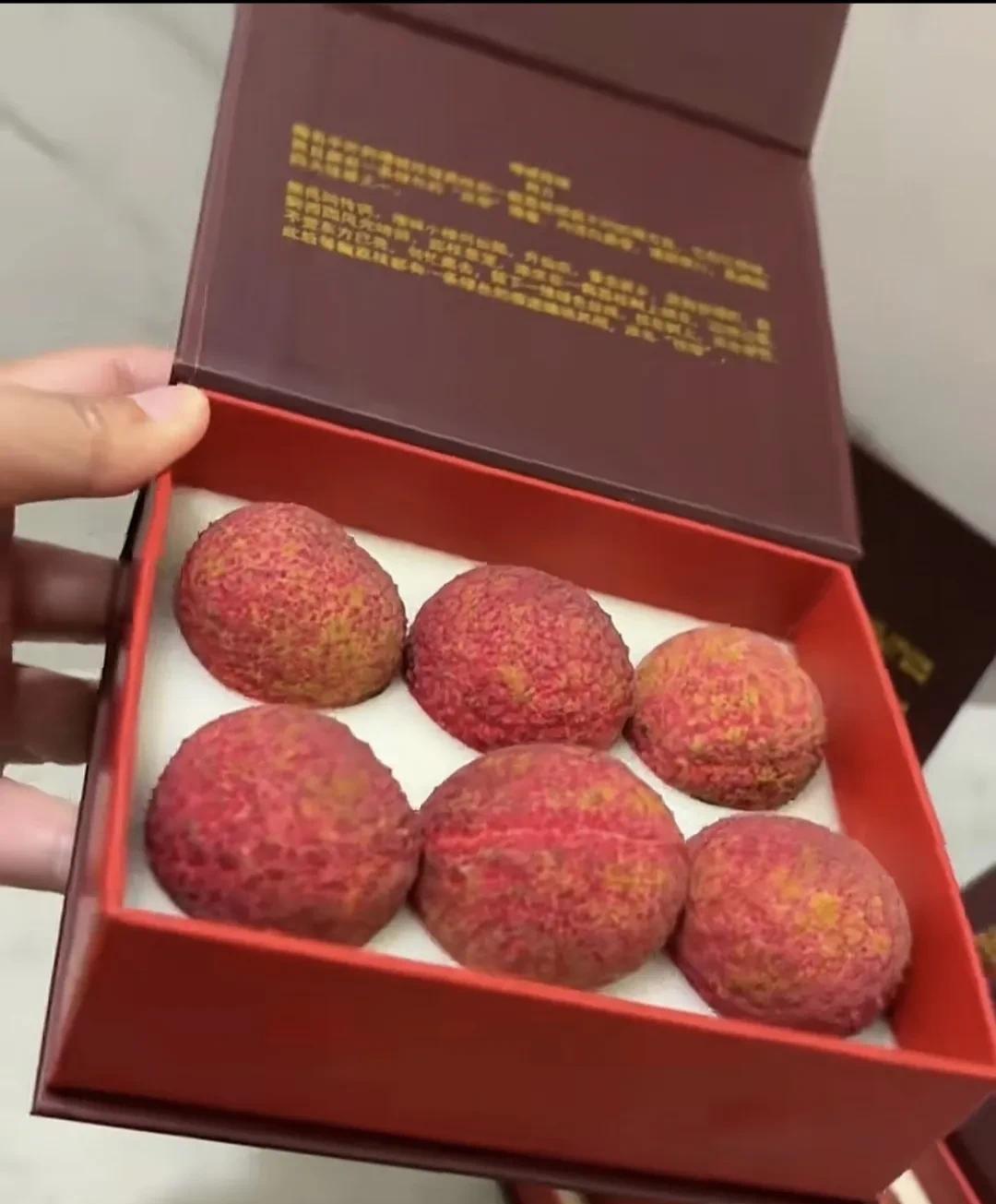 挂绿荔枝包装精美，价格却高得惊人。一颗能卖到近百元，甚至还有千元一斤的。它贵有其