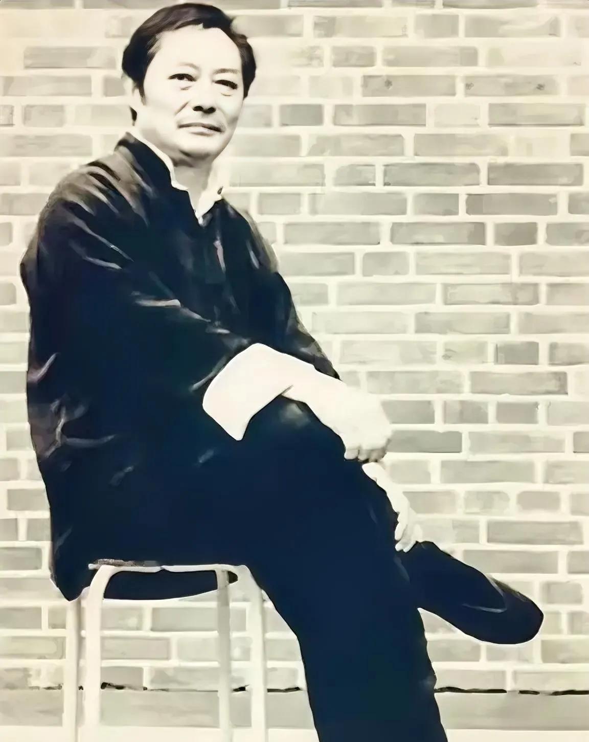 1953年，武术家黄淳梁听闻叶问武艺高，他决定去叶问的武馆看看。黄淳梁一进入武馆