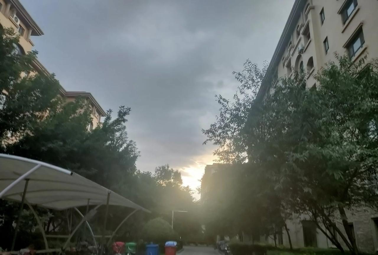 今年的乌鲁木齐气候太反常！虽然现在已经到了盛夏，也的确有过几天35℃、36℃的高