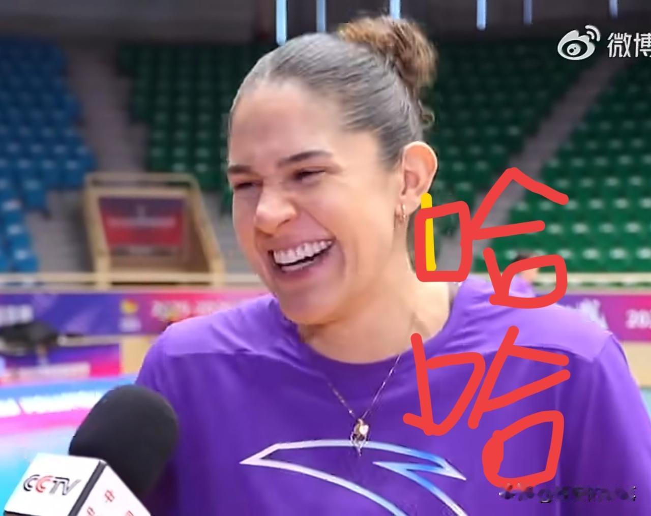 嘎嘎香，天津女排娜塔莉亚爱吃这一口[呲牙笑]瞧，呲牙咧嘴的她，谈到中国美食就忍不