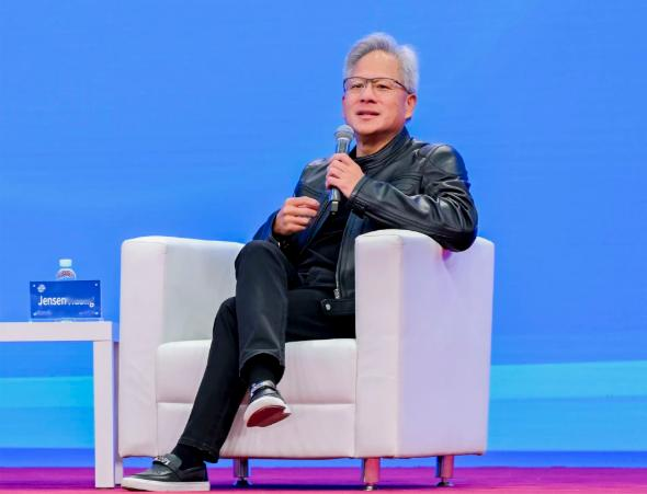 黄仁勋罕见发怒了。这位平时穿着皮衣笑呵呵的“AI教父”，在一次采访中突然开炮，矛头直指那些把裁员甩锅