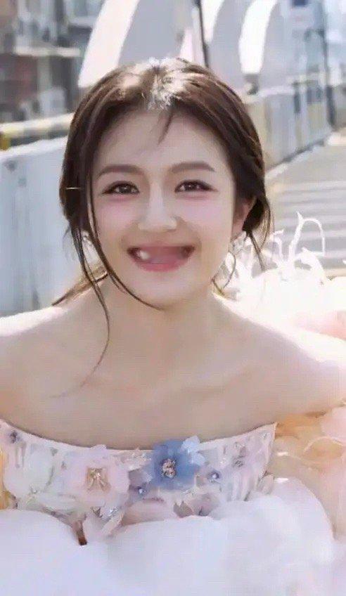 李兰迪火不起来的原因，笑起来太憨，给人一种不聪明的感觉​​​