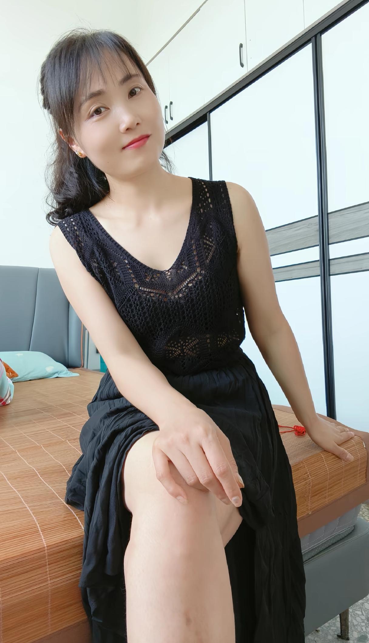 今天45岁生日，鼓起勇气发一个自拍，相貌平平，普通女人一个，不喜勿喷