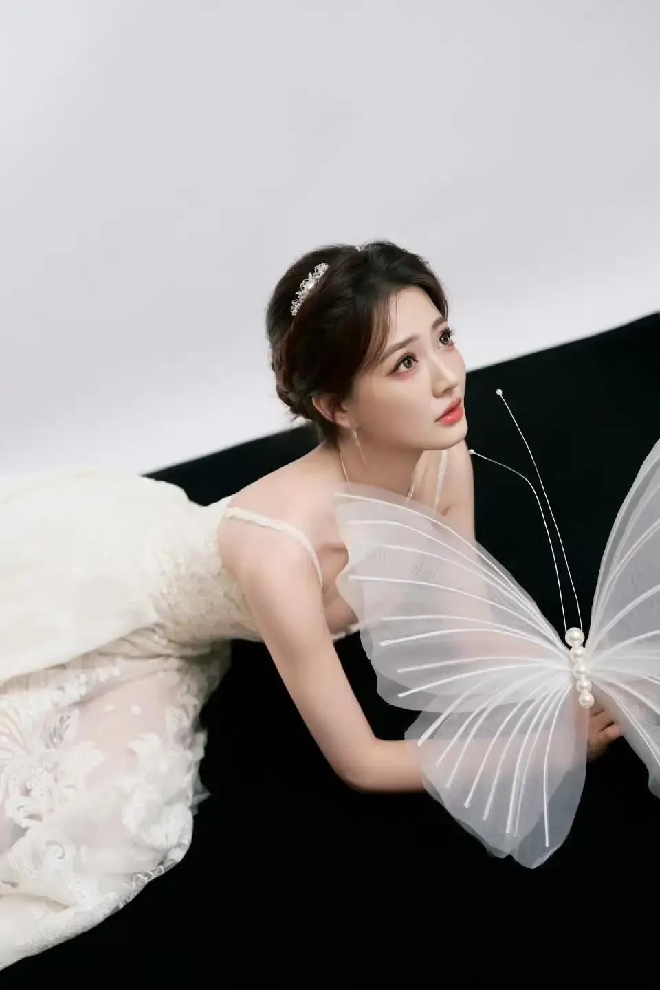 女明星走红毯，比美只是表面。徐璐这条黑裙子，让澳洲品牌总监连夜发Ins，让