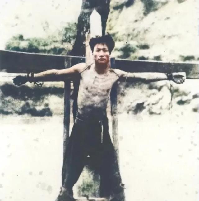 1936年，一个24岁男孩被绑在十字架上，敌人一刀刀割他的血肉，然而割完之后，竟