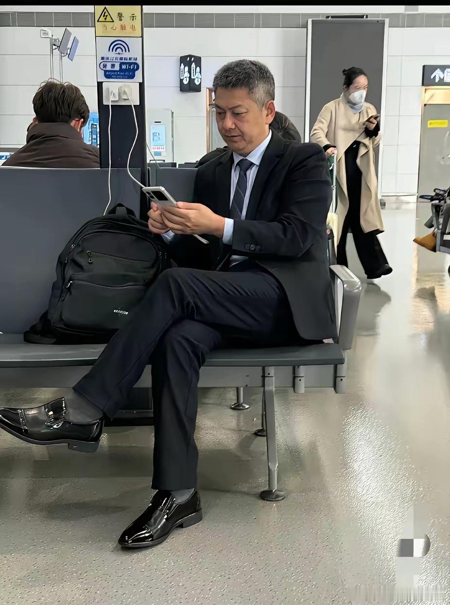 这大叔看着就像个有钱人！