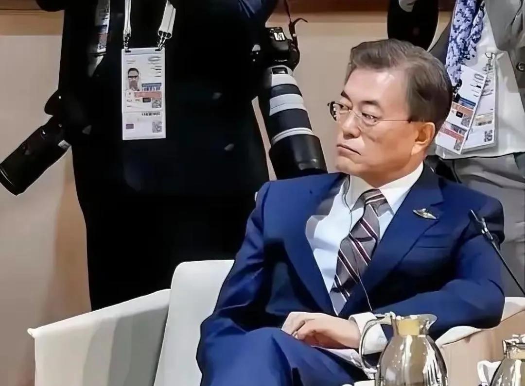这是要出山吗？李在明当上了总统，文在寅也不种菜了，再次进入国会，一下子年轻好几岁