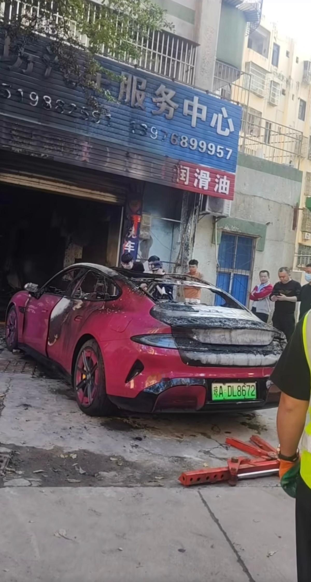 海口那辆发生火情的小米，灭火后是这样。我不知道跟什么有关系，但肯定跟电池没关系。