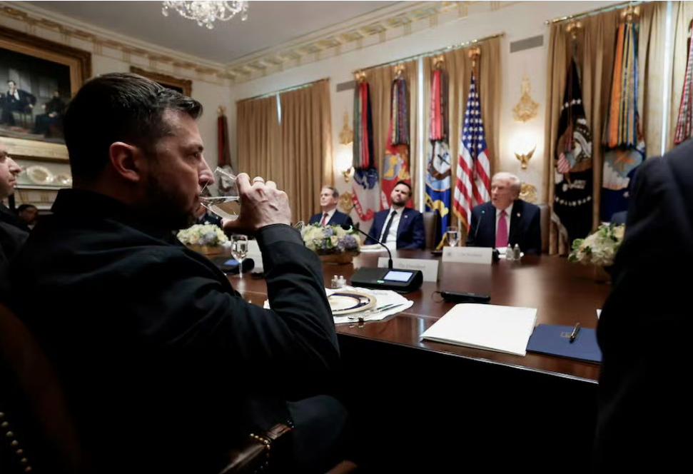 美国人这次做得有点过火了。他们威胁要切断对乌克兰的情报和武器供应，就为了逼泽连斯