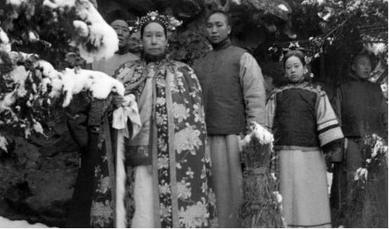 清朝太监回忆：妃子洗澡从不用手和避讳太监，十分侮辱人。中国最后一个太监孙耀庭回忆