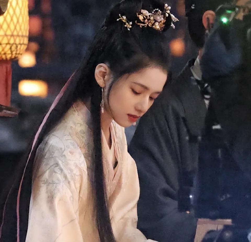 昨晚追剧《藏海传》沈楼的老板娘是真的爱上了藏海了吗？她为他出生入死，亲手杀死