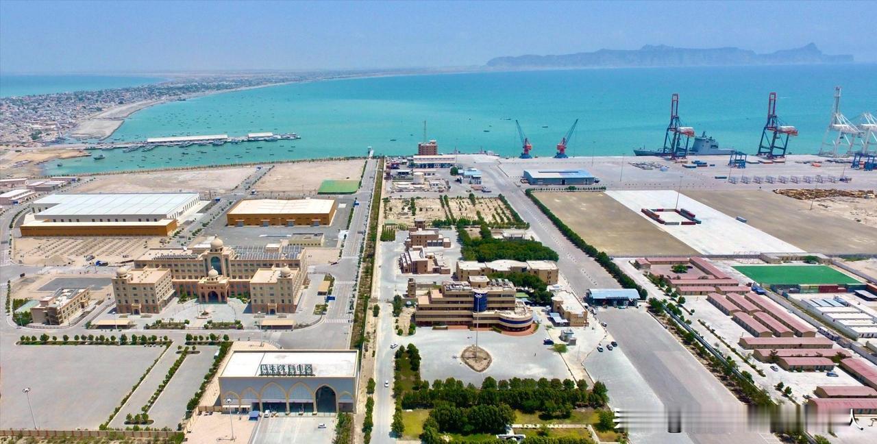 为什么他们疯了一样要炸瓜达尔港？甚至不惜动用上万兵力和敢死队？因为他们怕了！瓜达