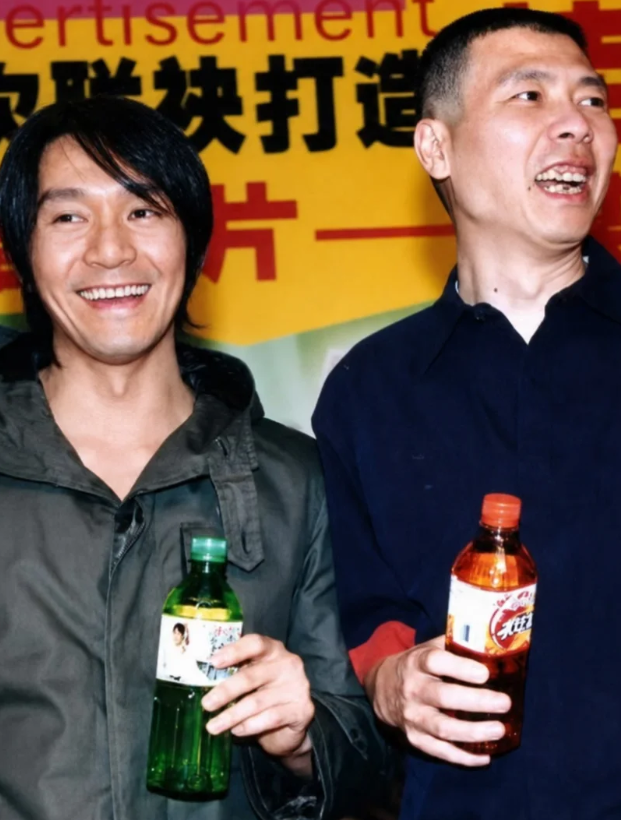 冯小刚对周星驰和刘德华的评价，藏着娱乐圈两种生存法则。在金紫荆奖颁奖礼上，他调侃刘德华&34;破例请
