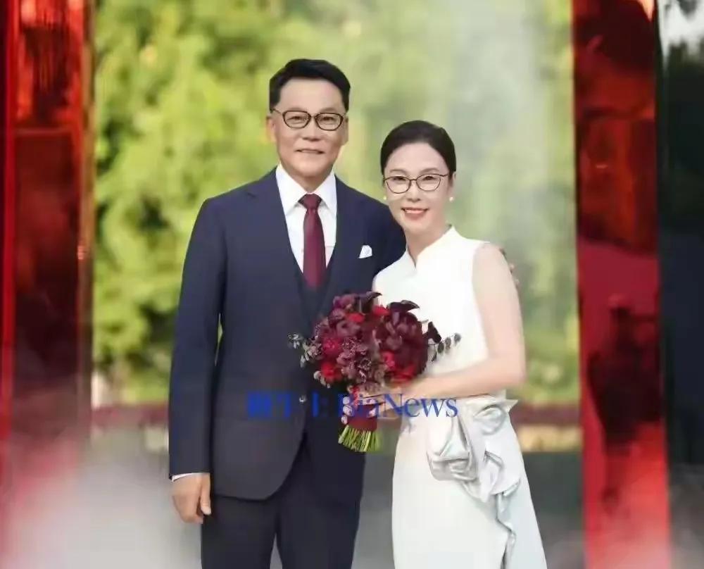 原当当网老大李国庆再婚了！恭喜！61岁的新郎，59岁的新娘。他们为中国低迷的