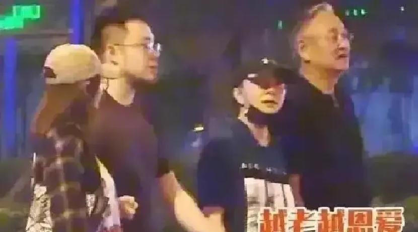 英达连续几个月蹲在巴图直播间，留言说别太累、注意身体，儿子一句没回。网友扒出他